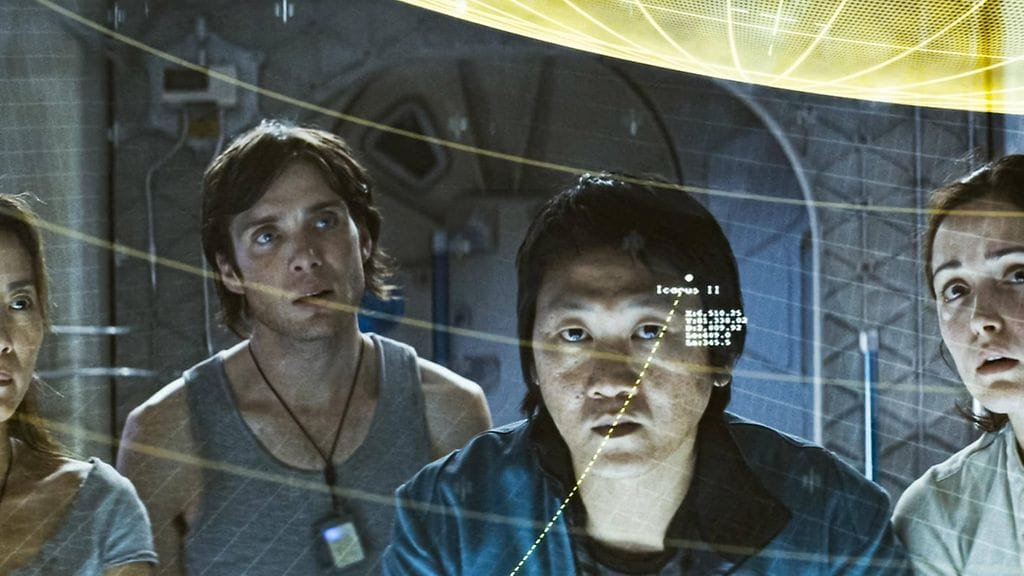 Cillian Murphy, Michelle Yeoh, Rose Byrne ja Benedict Wong tuijottavat läpinäkyvää näyttöä elokuvassa Sunshine, 2007