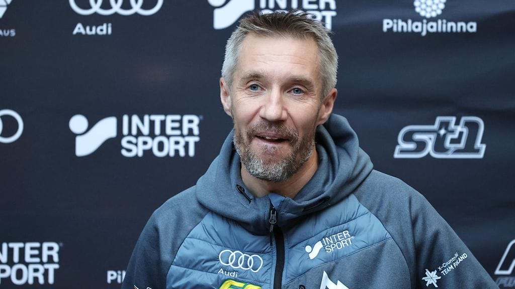 Suomen maastohiihtomaajoukkueen päävalmentaja Teemu Pasanen odottaa suojateiltaan kovaa suoritusta Salpausselän maailmancup-kisoista.