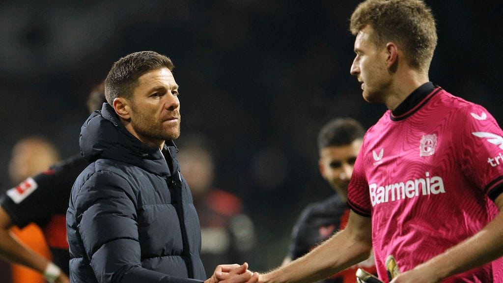 Xabi Alonso (vasemmalla) on Euroopan jättiseurojen kiikarissa.