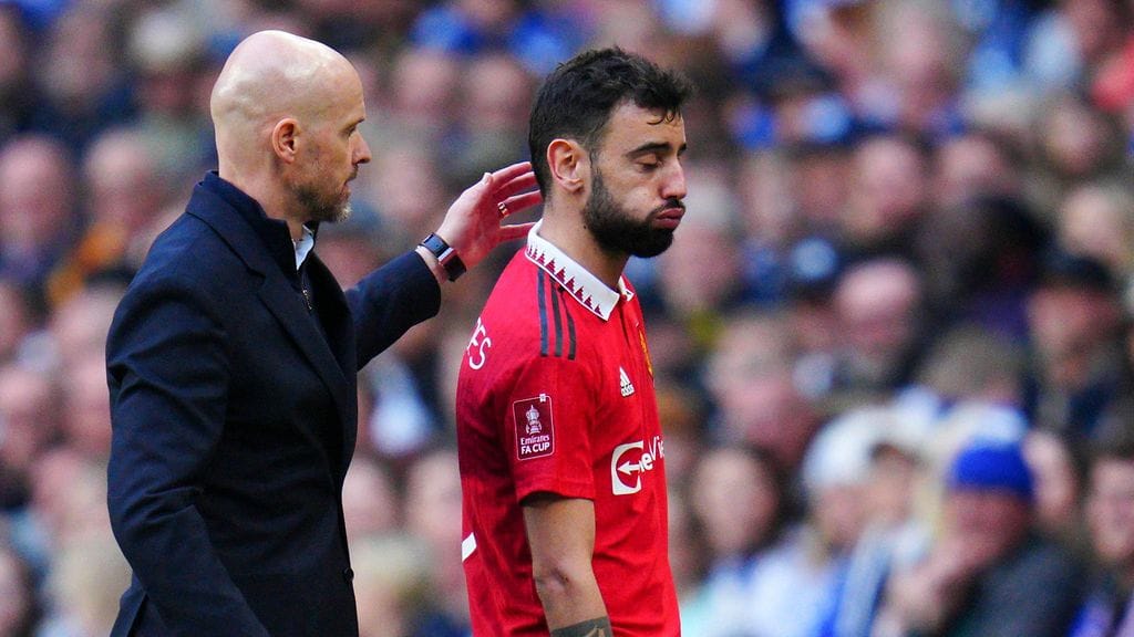 Manchester Unitedin manageri Erik ten Hag (vasemmalla) ja joukkueen kapteeni Bruno Fernandes (oikealla).