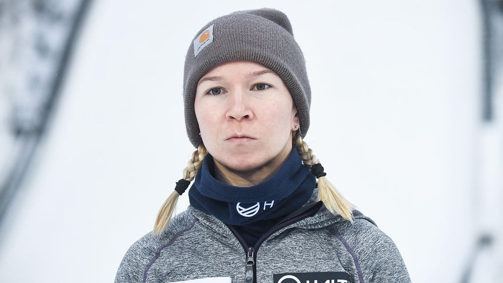 Julia Kykkänen ei sulattanut FISin päätöstä siirtää naisten mäkikisaa Lahdessa.