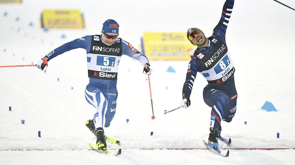 Lauri Vuorinen (vasemmalla) päihitti Ranskan Richard Jouven (oikealla) miesten parisprintin loppuvenytyksessä Salpausselän kisoissa.