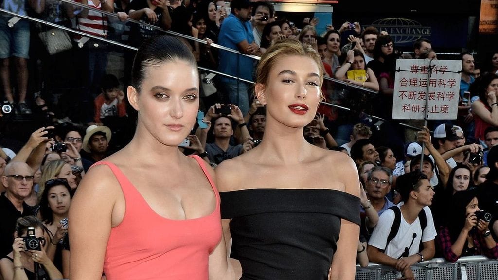 Alaia Baldwin Aronow ja Hailey Bieber vuonna 2015.