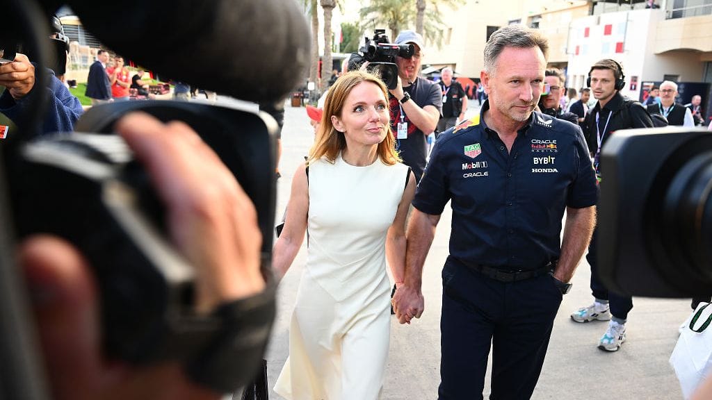 Geri ja Christian Horner saapuivat käsi kädessä Bahrainin F1-varikolle lauantaina.