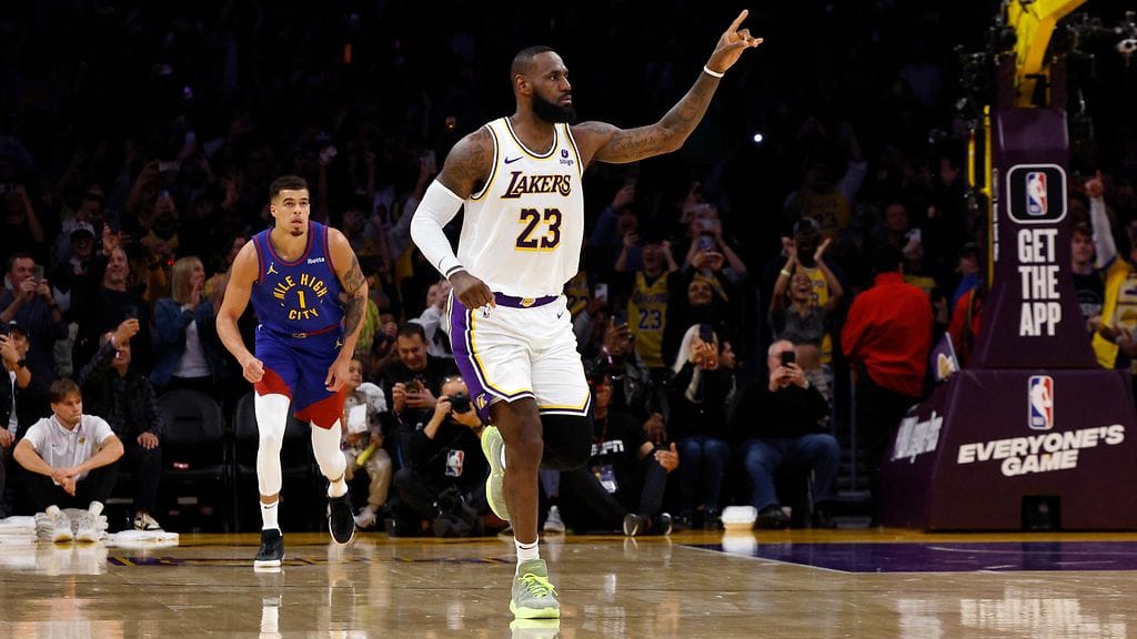 LeBron Jamesista tuli ensimmäinen NBA-pelaaja, joka ylittää 40 000 pisteen rajan.