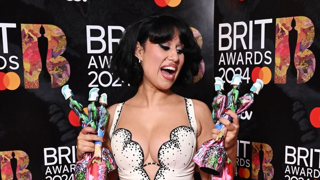 Raye juhli kuutta Brit Awards -palkintoaan 2. maaliskuuta.