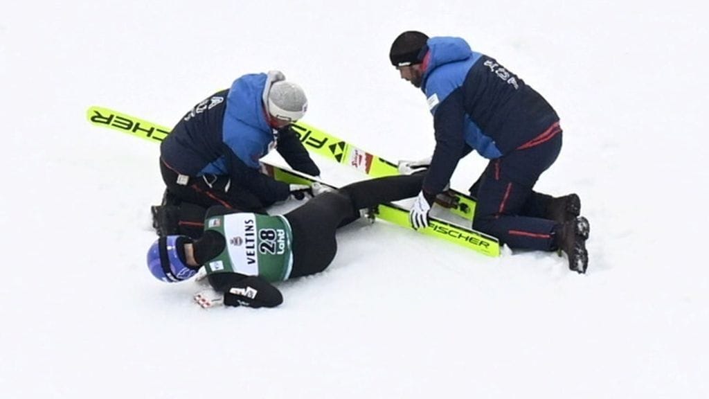 Mario Seidl jäi tuskaisena maahan makaamaan laskeuduttuaan korkealta 136 metriin Lahden mäkimontussa.