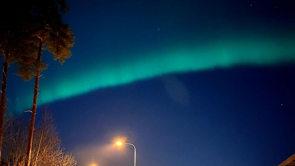 Kirkkaasti hohtavia revontulia Liedossa. Kuva: Hertta Jalonen