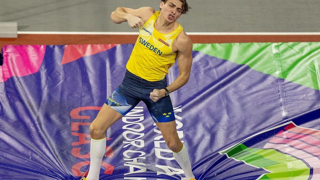 Armand Duplantis nappasi sisäratojen MM-kultaa Glasgow'ssa sunnuntaina.