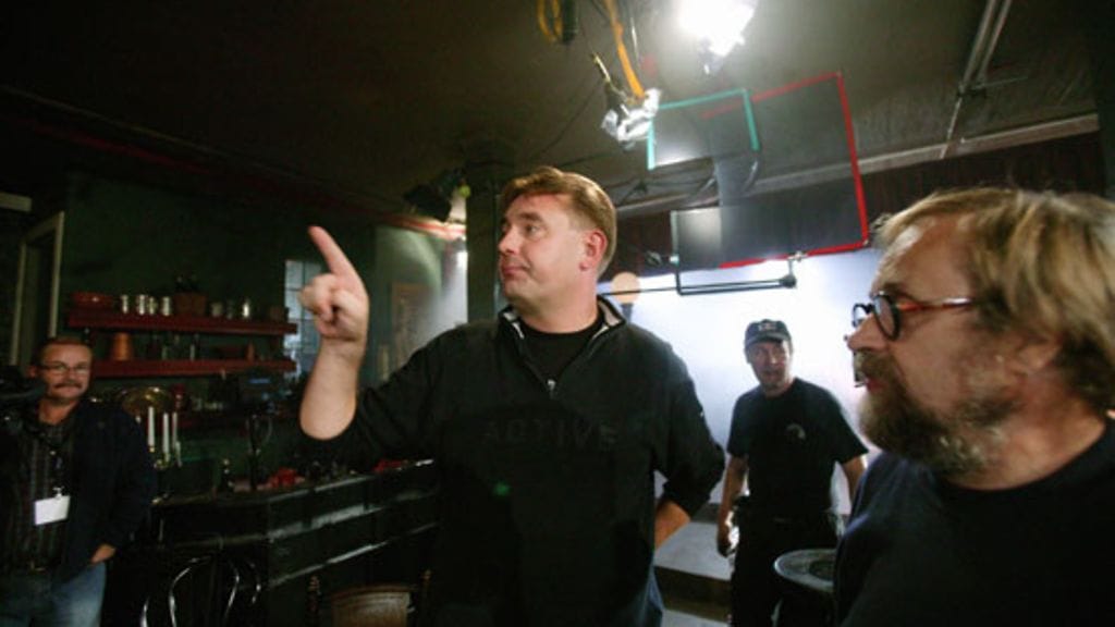 Timo Koivusalo esittelee ohjaamansa Kaksipäisen kotkan varjossa -elokuvan lavasteita vuonna 2004.