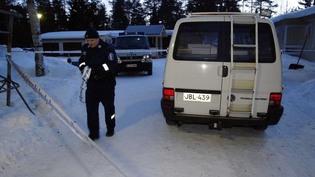 Poliisi eristi rikospaikkaa vuonna 2004.