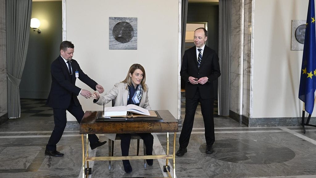 LK 4.3.2024 Euroopan parlamentin puhemies Roberta Metsola ja eduskunnan puhemies Jussi Halla-aho (oik.) eduskunnassa Helsingissä 4. maaliskuuta 2024.