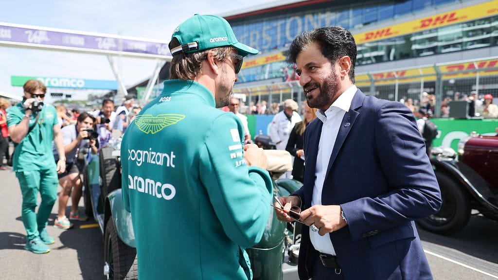 FIA-puheenjohtaja Mohammed Ben Sulayem (oik.) peräsi väitetysti, että Fernando Alonson 10 sekunnin aikarangaistus Saudi-Arabian GP:ssä 2023 kumottaisiin. Näin tapahtuikin, ja espanjalainen palasi kolmanneksi.