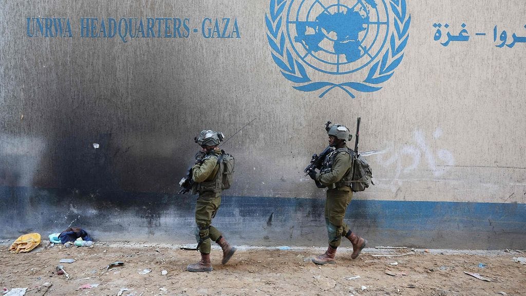 Tämä kuva on otettu Israelin armeijan 8. helmikuuta 2024 järjestämän mediakierroksen aikana. Kuvassa näkyy israelilaisia sotilaita YK:n avustusjärjestö UNRWA:n alueella Gazan kaistalla.