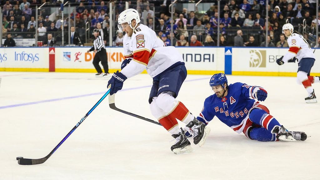 Aleksander Barkovilta uskomaton suoritus – suomalaissentteri harhautteli kiekolla suoraan ilmasta