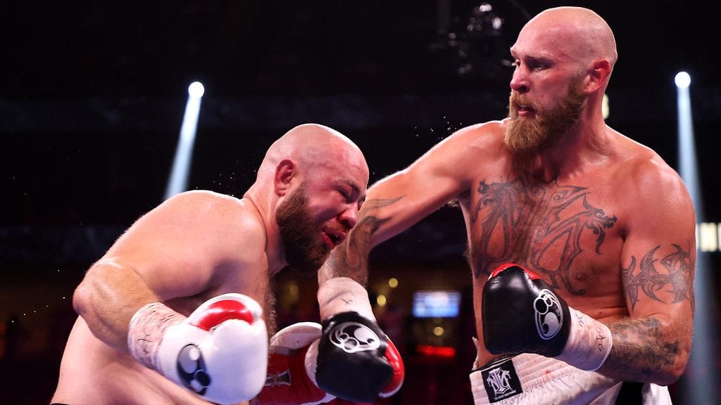 Robert Helenius (oik.) päätti Adam Kownackin päättömän ryntäilyn kovilla vastaiskuilla. Kuva kaksikon uusintaottelusta lokakuulta 2021.