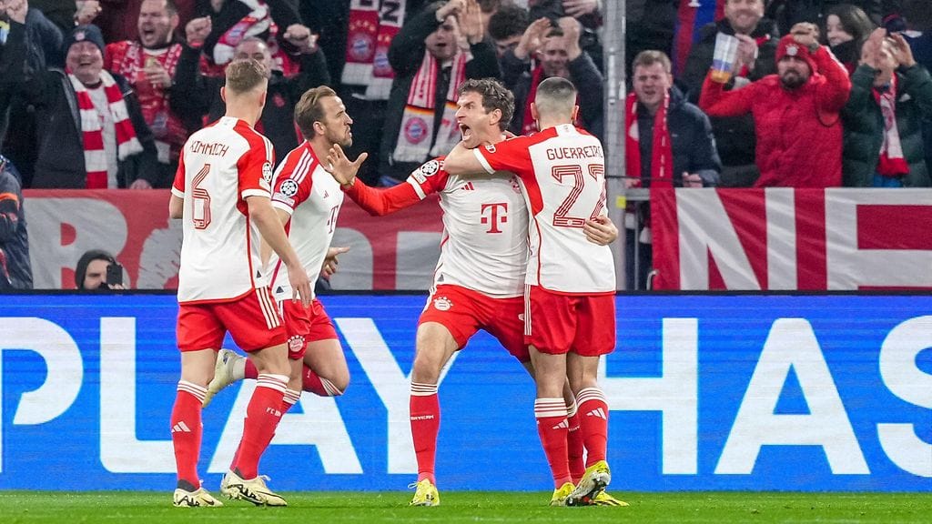 Häikäisevä maali! Thomas Müller ohjasi Matthijs de Ligtin huiman volleyn verkkoon