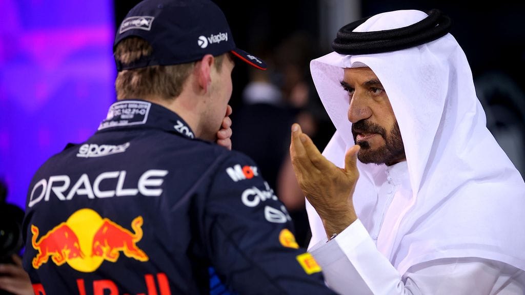 Mohammed bin Sulayem keskusteli Max Verstappenin kanssa F1-kauden avausosakilpailun alla Bahrainissa.
