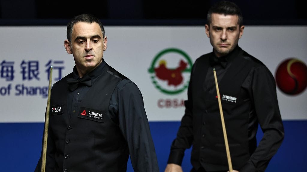 Ronnie O'Sullivan (vas.) ja Mark Selby ovat pelanneet lukuisia ikimuistoisia otteluja. Kuva Shanghai Masters -kisasta syyskuulta 2023.