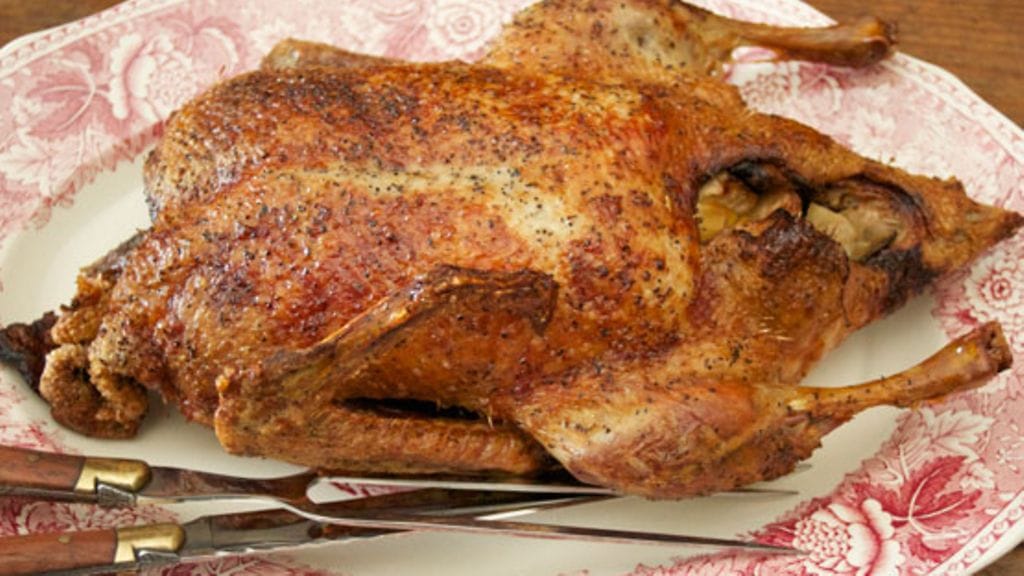 Antti Heikkilä valmistaa joulupöytään paistettua ankkaa.