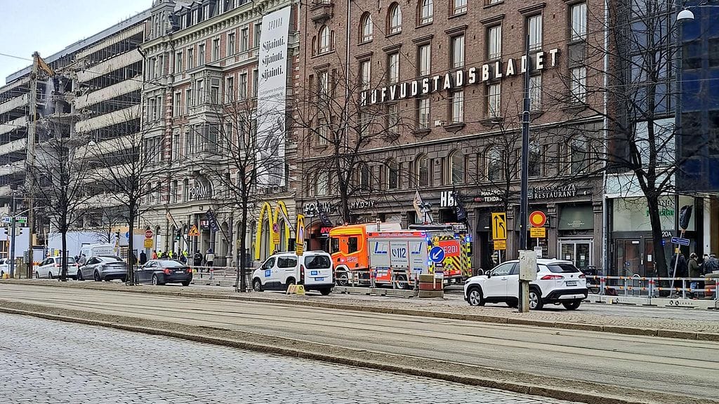 Silminnäkijän kuva Forumin edessä olleesta paloautosta.