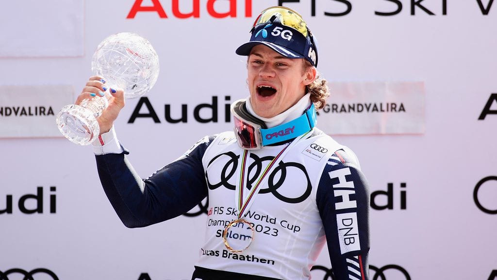 Lucas Braathen juhli pujottelucupin voittoa maaliskuussa 2023.
