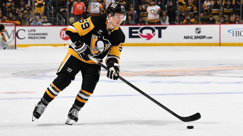 Jake Guentzel siirtyy Carolinaan.