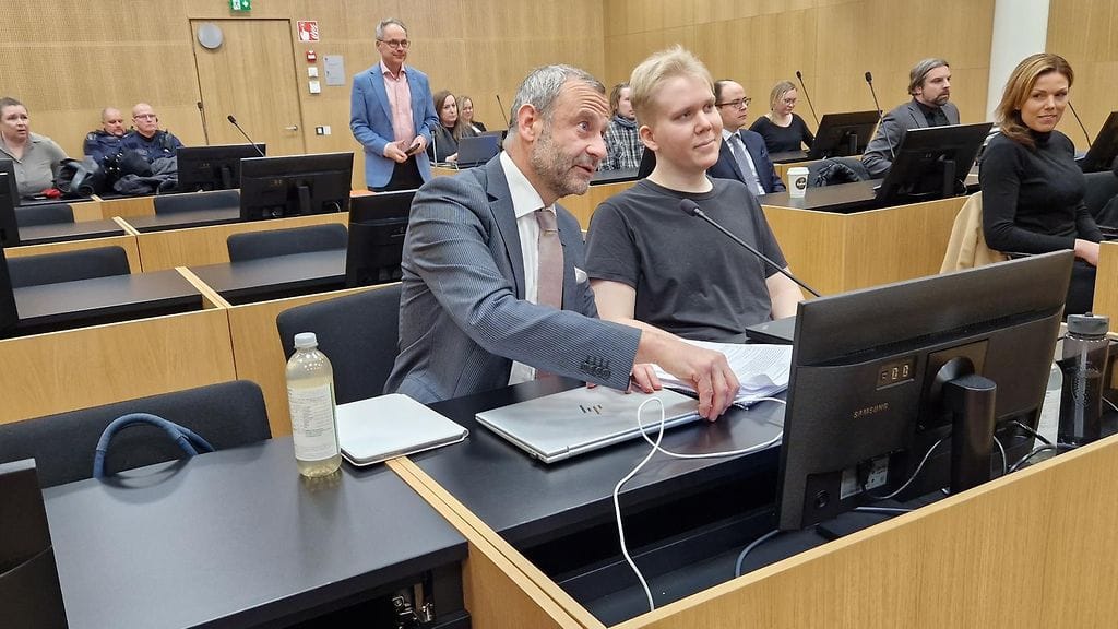 Aleksanteri Kivimäki (oikealla) haluaa vapaaksi. Vasemmalla hänen asianajajansa Peter Jaari.