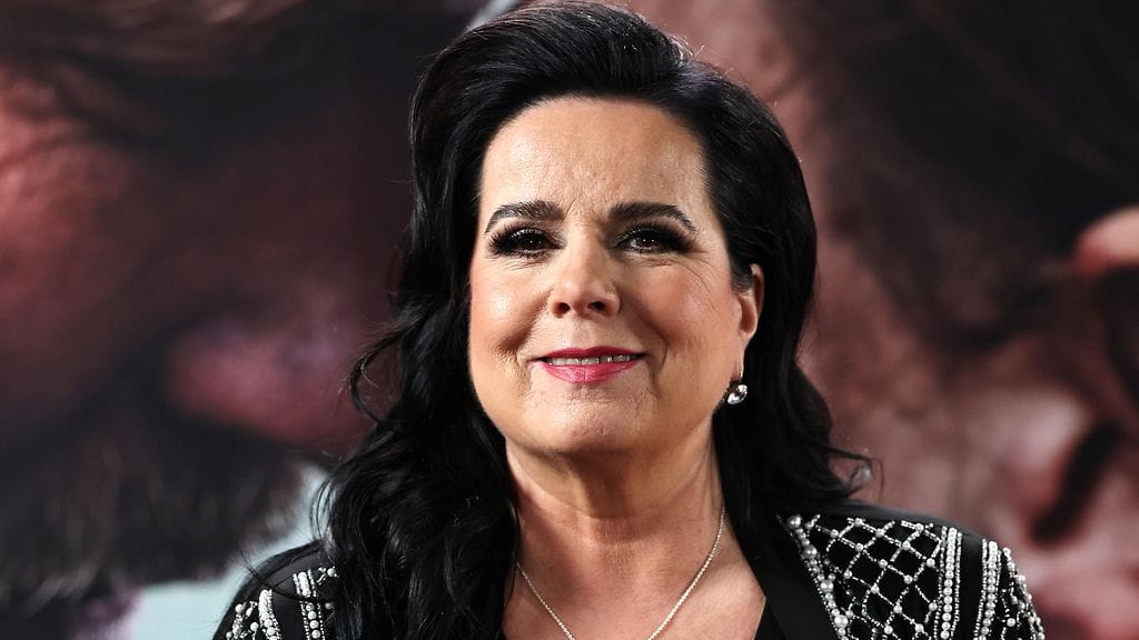 Kaija Koo palkitaan Erikois-Emmalla.