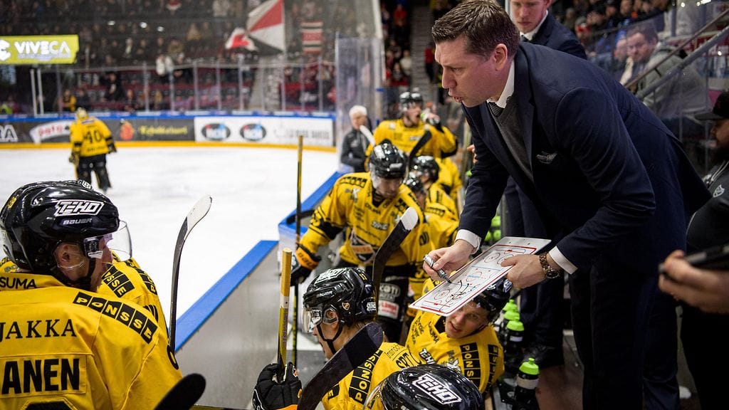 KalPa kohtaa perjantain vierasottelussa HPK:n. Maalilla aloittaa 16-vuotias Patrik Kerkola.