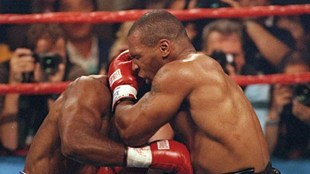 Evander Holyfield ja Mike Tyson. Kuva: Jamie Squire/GETTY.