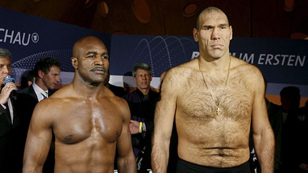 Evander Holyfield ja Nikolai Valujev punnituksessa. Kuva: Steffen Schmidt/EPA.