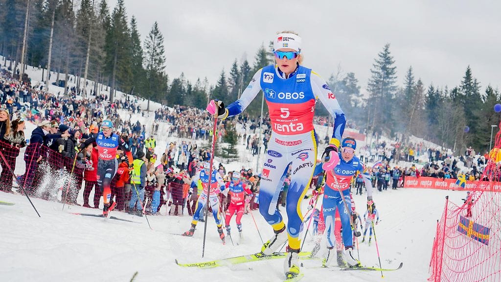 Frida Karlsson hiihti naisten 50 kilometrin kilpailun voittoon.