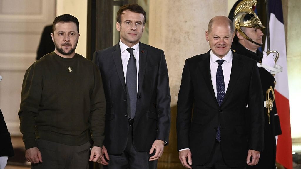 Kuvassa Ukrainan presidentti Volodymyr Zelenskyi, Ranskan presidentti Emmanuel Macron ja Saksan liittokansleri Olaf Scholz.