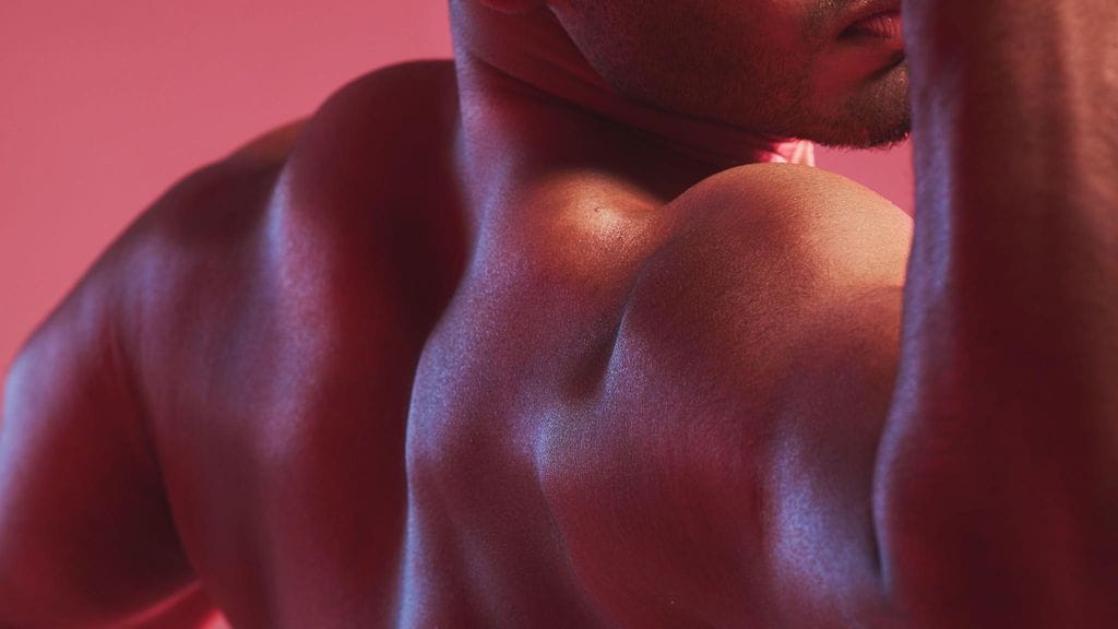 Entinen reilusti ylipainoinen mies on nyt tiukkakuntoinen kehonrakentaja. Kuvituskuva.