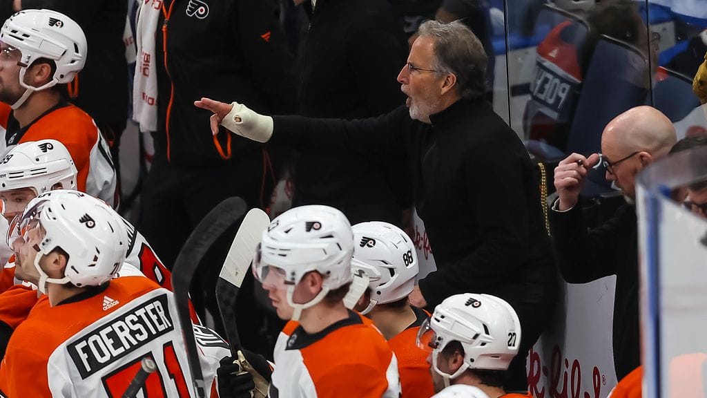 John Tortorella raivosi vaihtoaitiossa toimintakiellon arvoisesti.