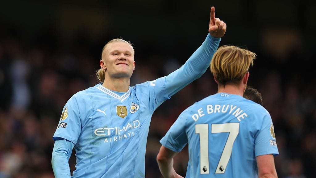 Voittaako maalitykki Erling Haalandin (vas.) edustama Manchester City jälleen Valioliigan mestaruuden?