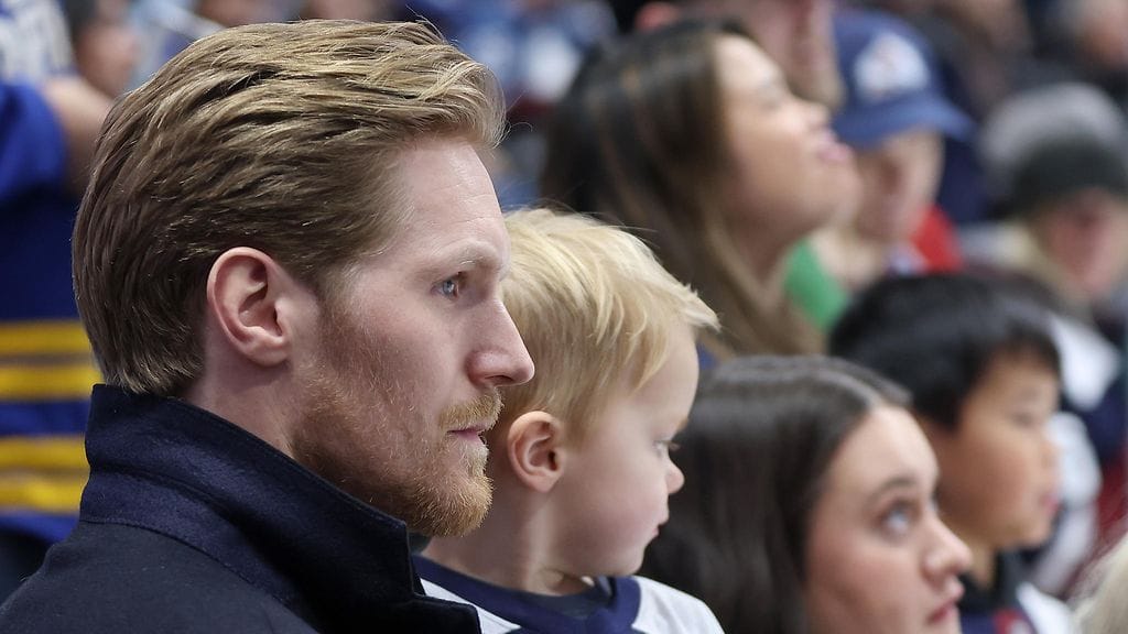 Gabriel Landeskog kuvattuna katsomossa Colorado Avalanchen ja Buffalo Sabresin välisen NHL-ottelun yhteydessä joulukuussa 2023.