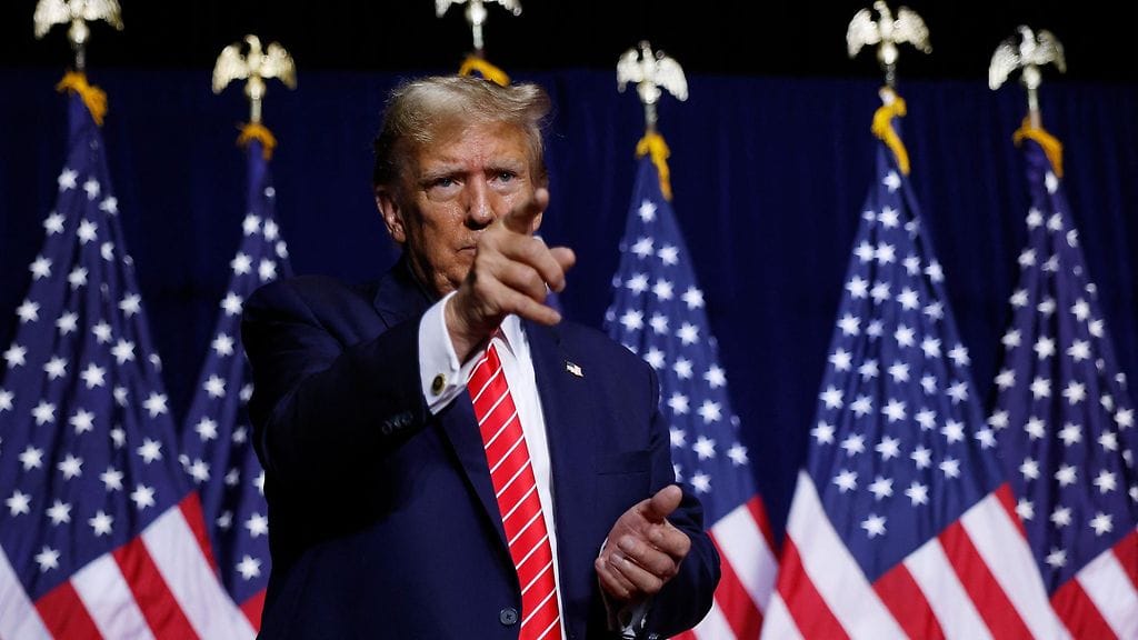 Republikaanien presidenttiehdokkaaksi pyrkivä Donald Trump kampanjatilaisuudessa Romessa, Georgiassa, lauantaina.