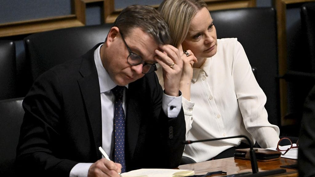 Pääministeri Petteri Orpo ja valtiovarainministeri Riikka Purra eduskunnan täysistunnossa Helsingissä 20. helmikuuta 2024.