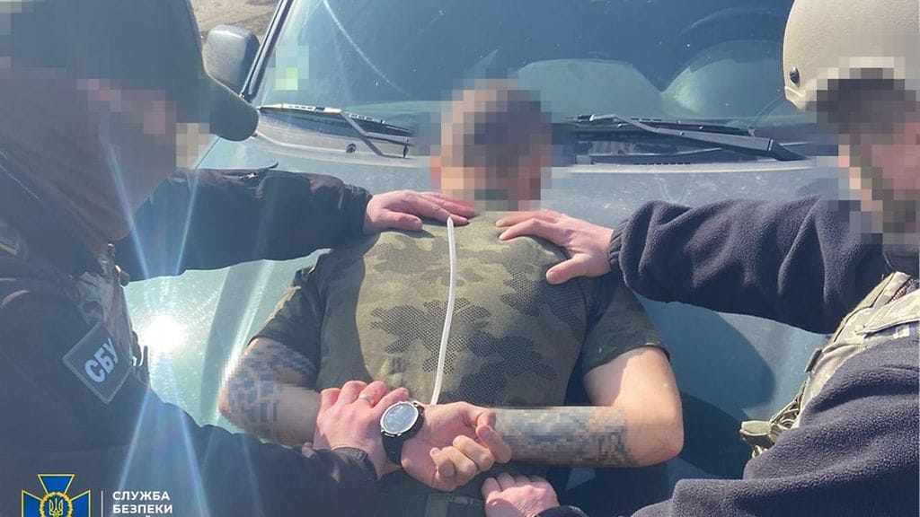 Ukrainan turvallisuuspalvelu julkaisi kuvan ukrainalaissotilaasta, jota epäillään Venäjän vakoojaksi.