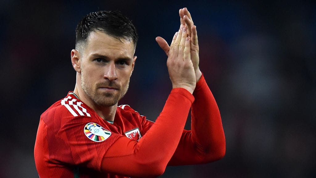 Aaron Ramsey Walesin paidassa EM-karsintaottelussa Latviaa vastaan Cardiffissa maaliskuussa 2023.