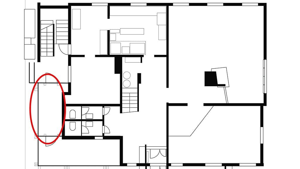 140324 Rakennuksen 1. kerroksen pohjapiirros, jossa ympyröitynä palon alkamispaikaksi tarkentunut kylmä varastotila. Kuva: OTKES
