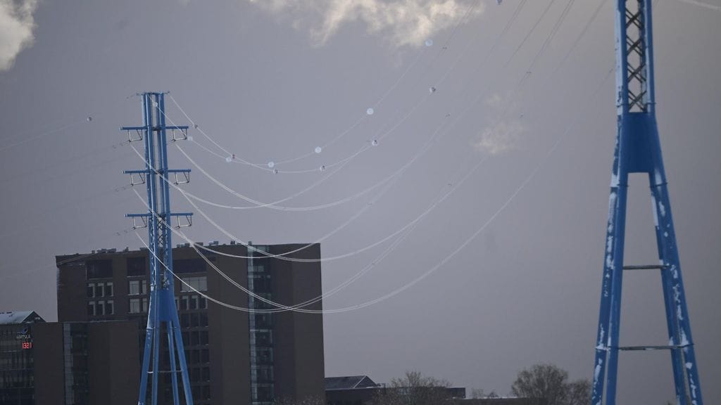 Voimajohtoja Helsingin Ruoholahdessa 2. tammikuuta 2024. Kuvituskuva.