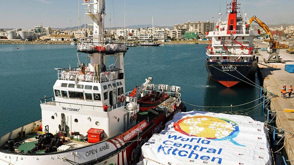 LK Open Arms -avustusjärjestön alus Kyproksella