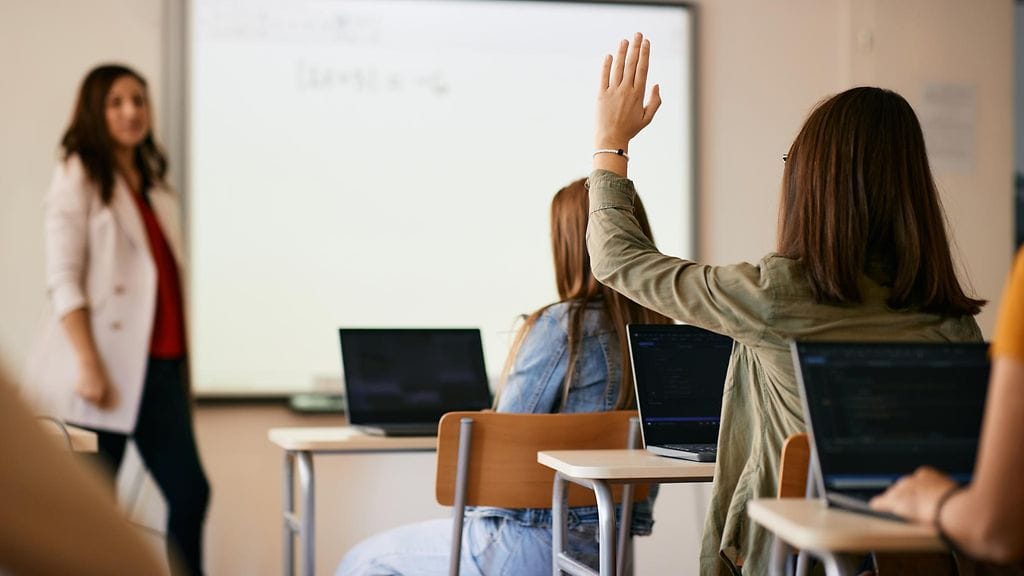 opiskelija viittaa tunnilla