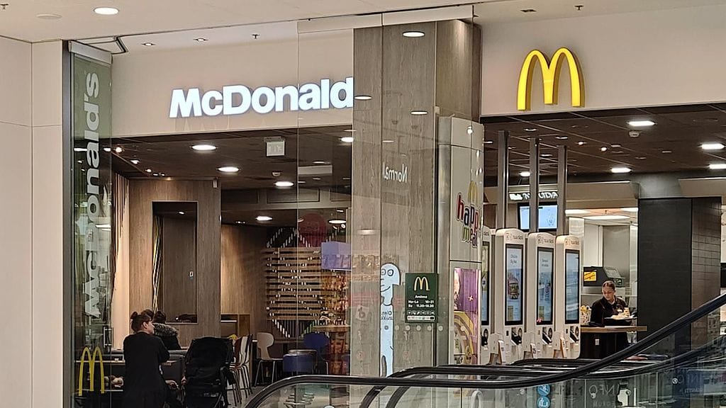 Helsingin ydinkeskustassa sijaitsevassa McDonald's-ravintolassa tilanne vaikutti täysin normaalilta perjantaina klo 11.30.