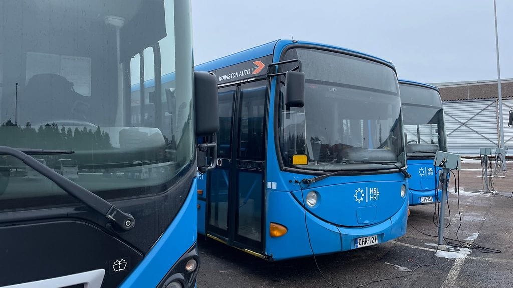 HSL:n busseja. Kuvan bussit eivät liity tapaukseen. Kuvituskuva.