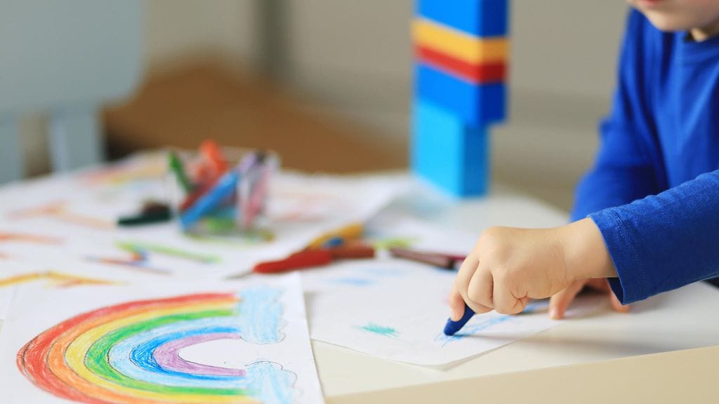 lapsi piirtelee päiväkodissa