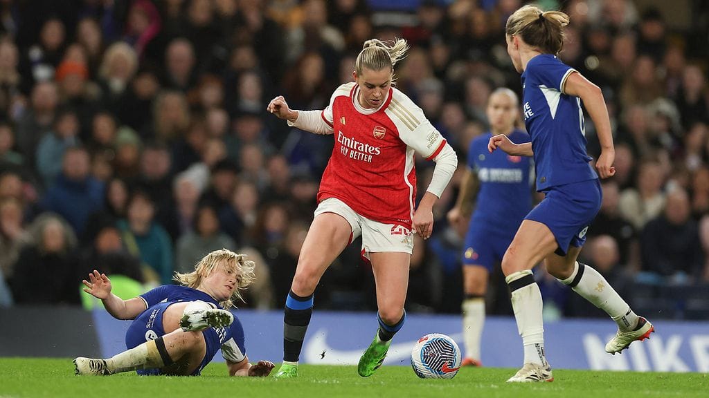 Kuvassa Arsenalin pelaajan jalassa teipatut mustat sukat.